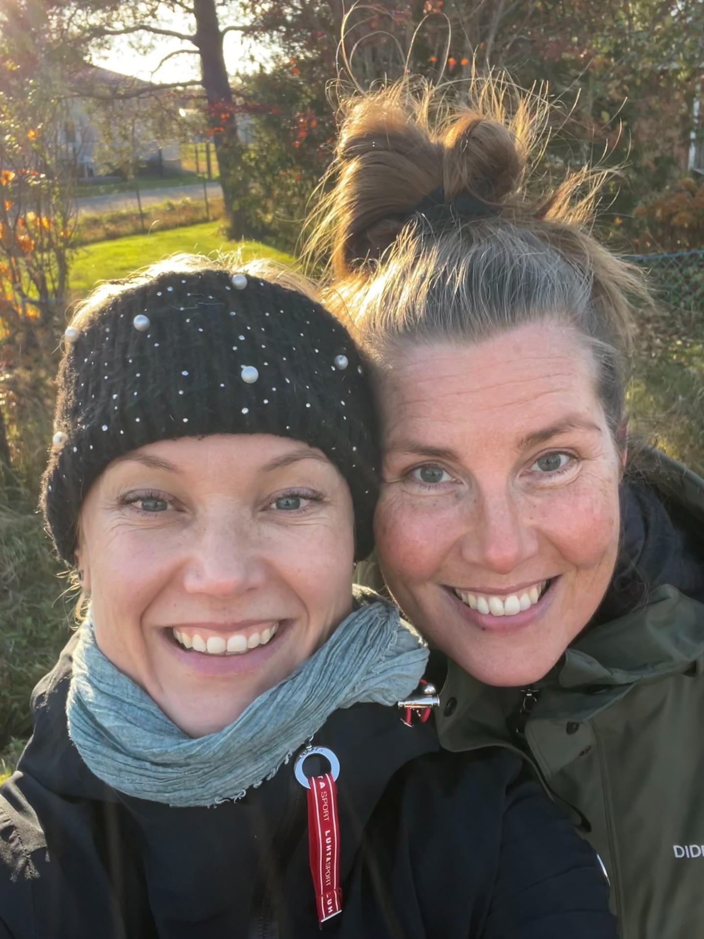 Kuvassa kanssani on ravitsemustieteilijä ja rakas ystäväni Ilona. Hän on ollut arvokkaana tukena ravitsemusmateriaaleja kootessani, jotta niiden sisältö perustuu ajantasaiseen tutkimustietoon.
